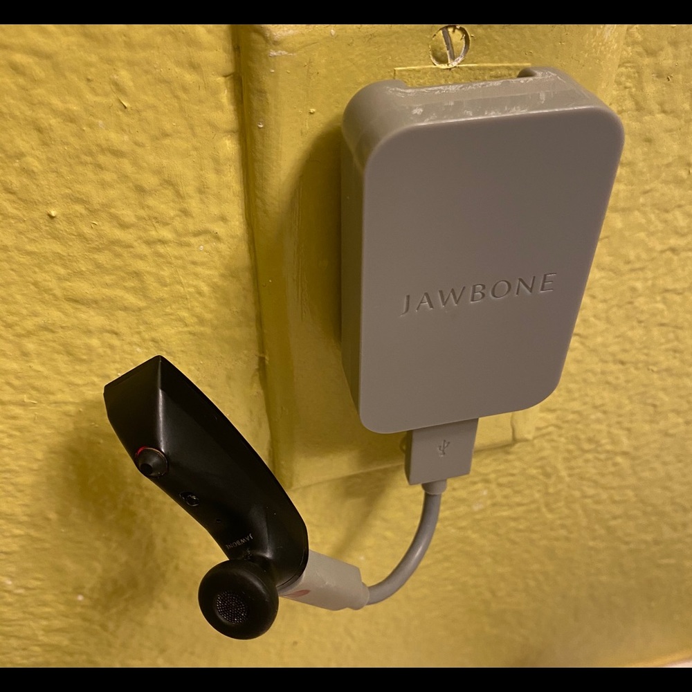 Jawbone AirPods with ac/dc adapter